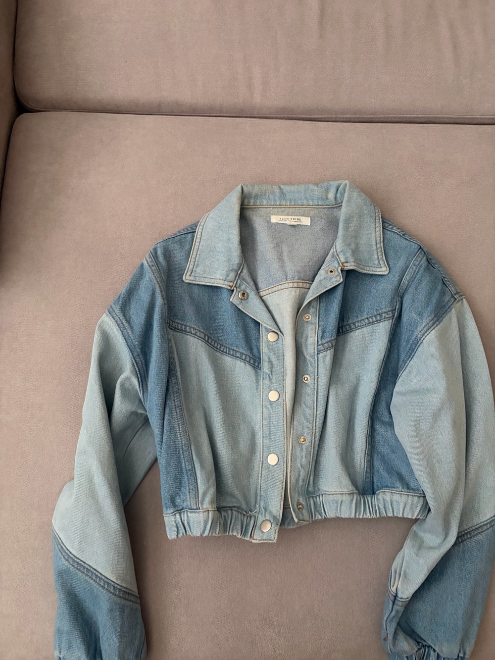 12th tribe Cropped Two-Tone Denim Jacket - Light Blue